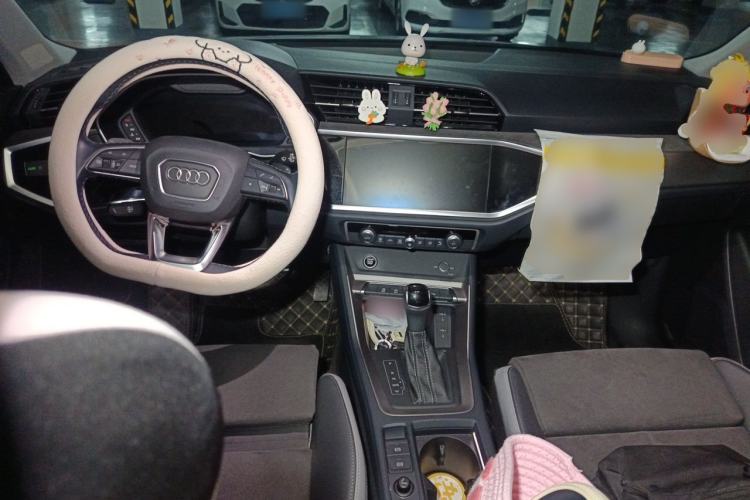 Used Audi Q3 2023 35 TFSI Fashion Dynamic Model (1.4T) Center Console