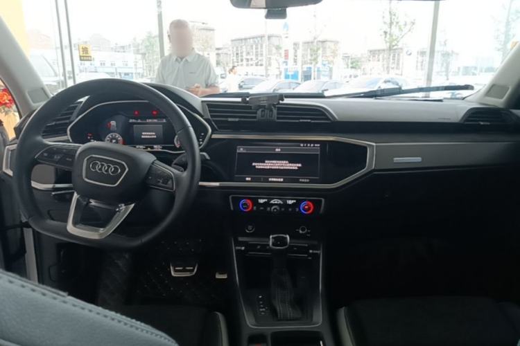 Used Audi Q3 2023 35 TFSI Fashion Dynamic Model (1.4T) Center Console