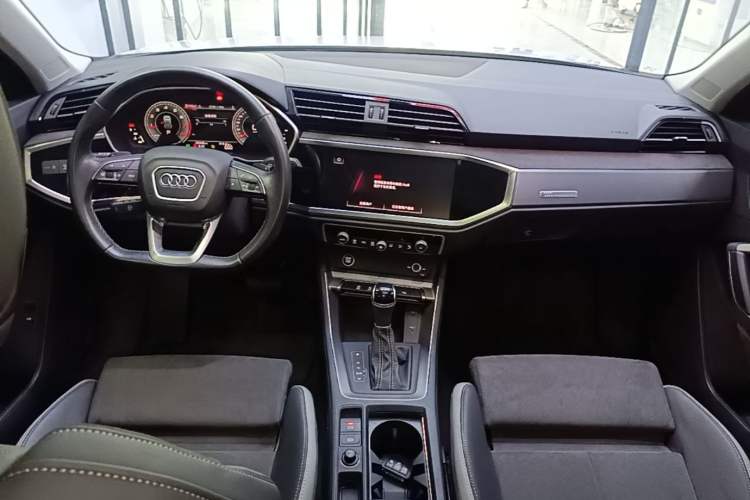 Used Audi Q3 2023 35 TFSI Fashion Dynamic Model (1.5T) Center Console
