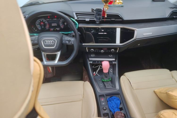 Used Audi Q3 2023 35 TFSI Fashion Dynamic Model (1.5T) Center Console