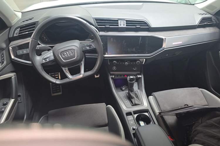 Used Audi Q3 2023 Updated 40 TFSI Fashionable and Dynamic Version Center Console