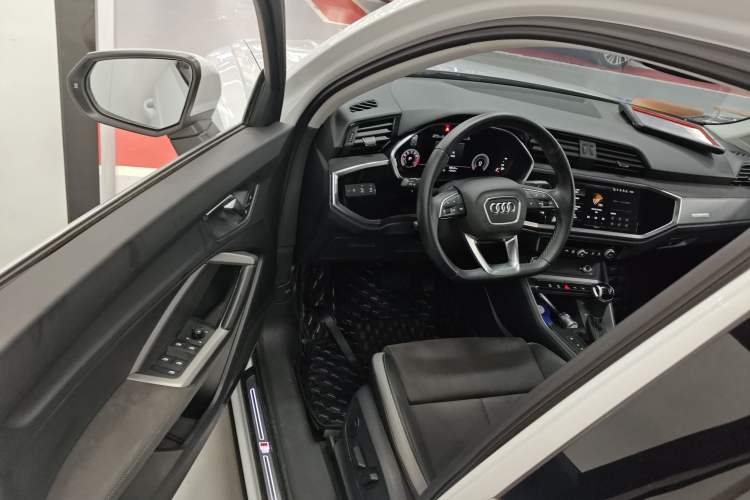 Used Audi Q3 2023 35 TFSI Fashion Dynamic Model (1.4T) Driver Seat