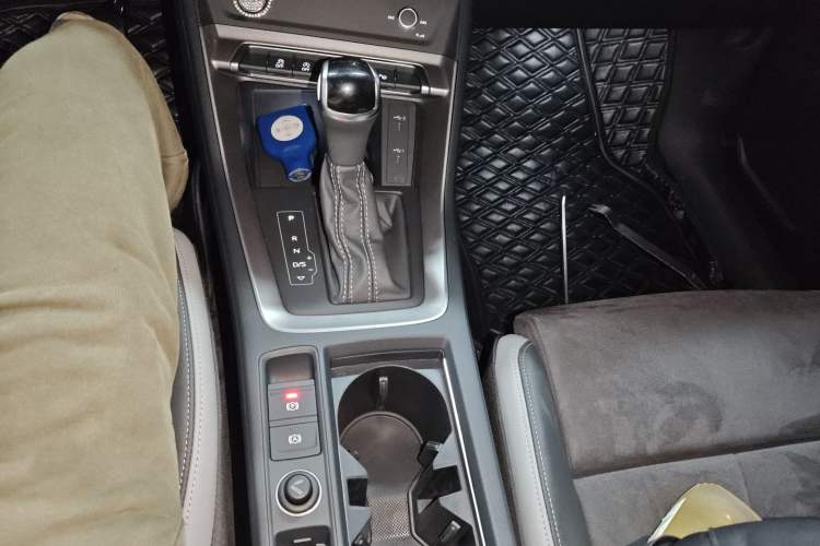 Used Audi Q3 2023 35 TFSI Fashion Dynamic Model (1.4T) Gear Lever