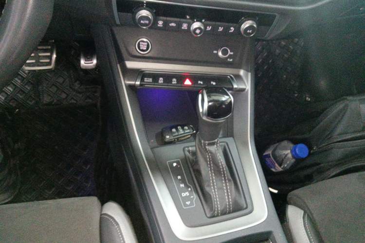 Used Audi Q3 2023 Updated 40 TFSI Fashionable and Dynamic Version Gear Lever