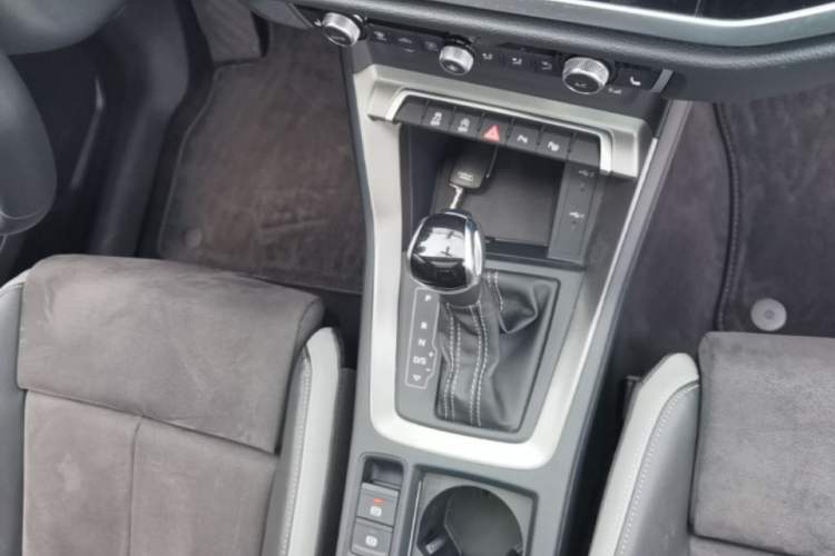 Used Audi Q3 2023 35 TFSI Fashion Dynamic Model (1.4T) Gear Lever