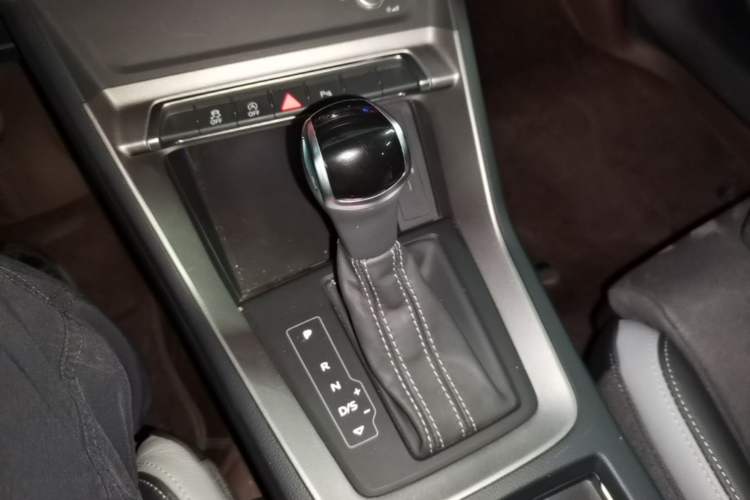 Used Audi Q3 2023 35 TFSI Progressive Dynamic Edition (1.4T) Gear Lever