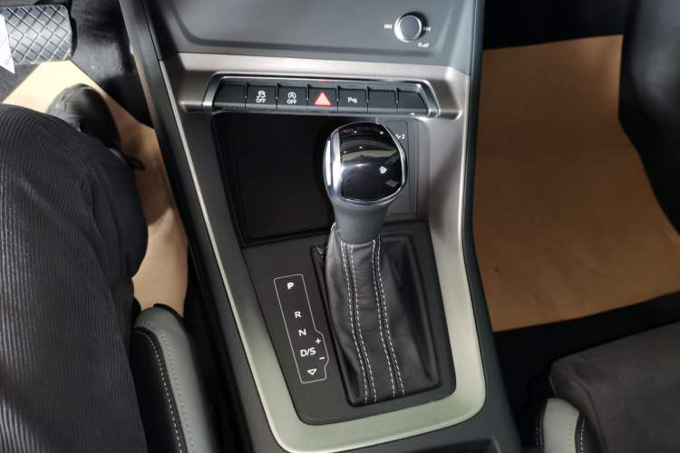 Used Audi Q3 2023 35 TFSI Progressive Dynamic Edition (1.4T) Gear Lever