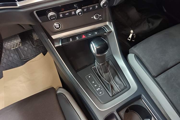 Used Audi Q3 2023 35 TFSI Fashion Dynamic Model (1.5T) Gear Lever