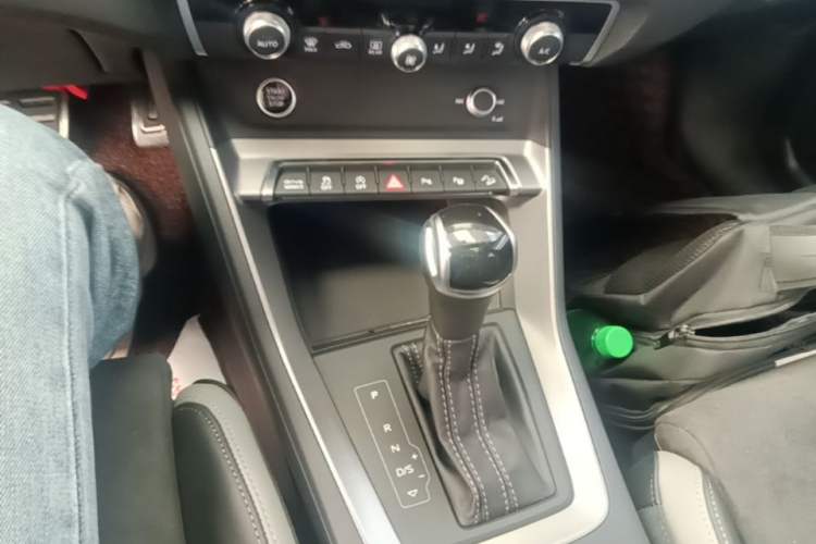 Used Audi Q3 2023 Updated 45 TFSI quattro Stylish and Dynamic Edition Gear Lever