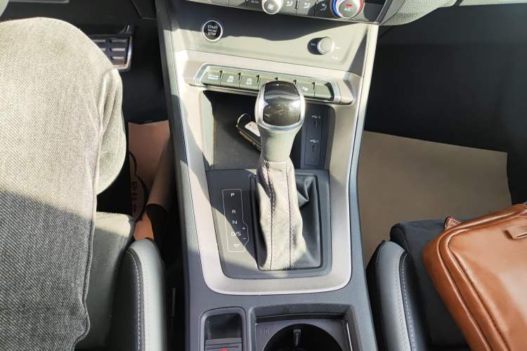 Used Audi Q3 2023 Updated 40 TFSI Fashionable and Dynamic Version Gear Lever