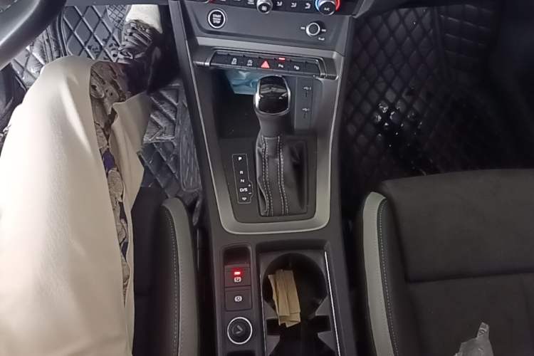 Used Audi Q3 2023 35 TFSI Fashion Dynamic Model (1.4T) Gear Lever