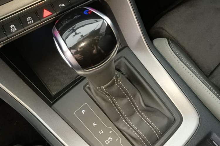 Used Audi Q3 2023 35 TFSI Fashion Dynamic Model (1.4T) Gear Lever