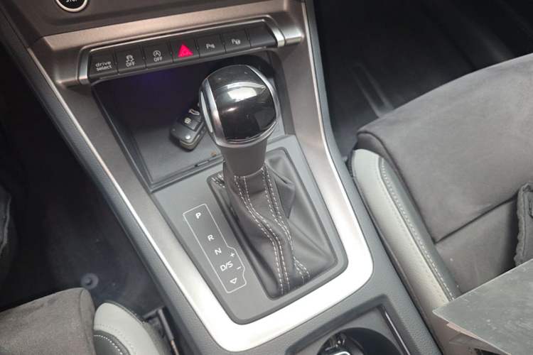 Used Audi Q3 2023 Updated 40 TFSI Fashionable and Dynamic Version Gear Lever