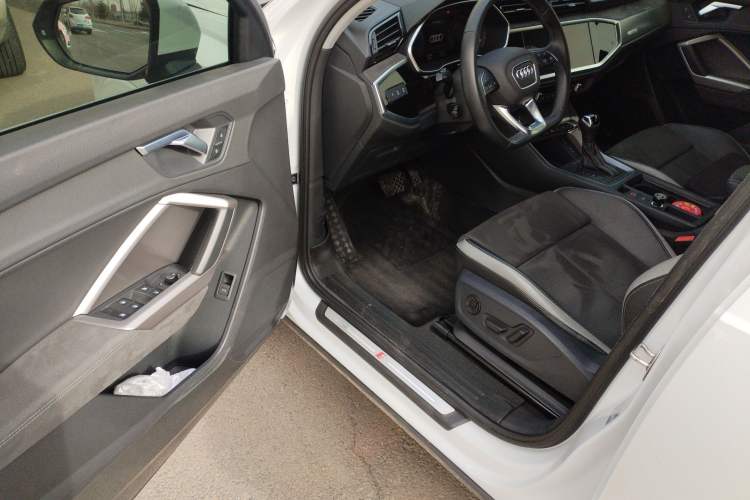 Used Audi Q3 2023 35 TFSI Fashion Dynamic Model (1.4T) Interior 3