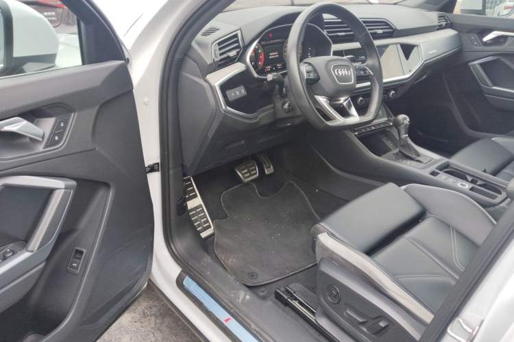 Used Audi Q3 2023 35 TFSI Fashion Dynamic Model (1.5T) Interior 3