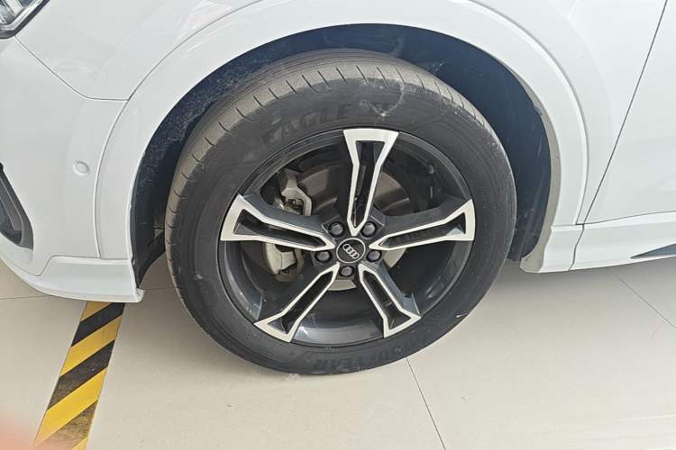 Used Audi Q3 2023 Updated 45 TFSI quattro Stylish and Dynamic Edition Left Front Wheel Hub
