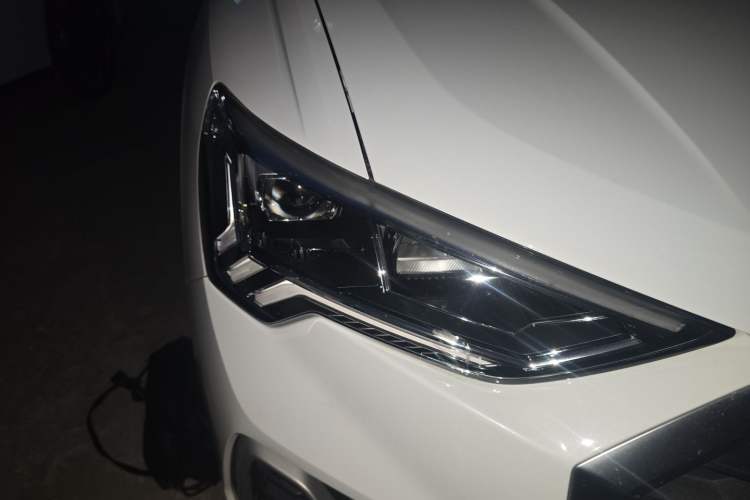 Used Audi Q3 2023 35 TFSI Fashion Dynamic Model (1.5T) Right Front Headlight