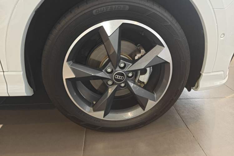 Used Audi Q3 2023 35 TFSI Fashion Dynamic Model (1.5T) Right Front Wheel Hub
