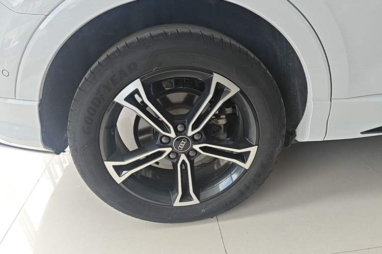Used Audi Q3 2023 Updated 45 TFSI quattro Stylish and Dynamic Edition Right Rear Wheel Hub