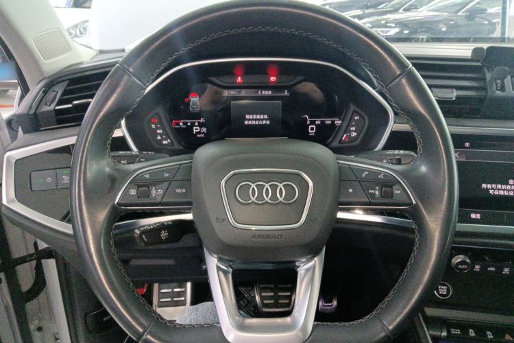 Used Audi Q3 2023 Updated 40 TFSI Fashionable and Dynamic Version Steering Wheel