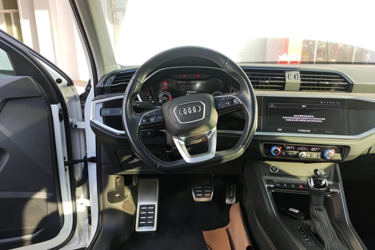 Used Audi Q3 2023 Updated 40 TFSI Fashionable and Dynamic Version Steering Wheel