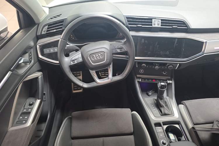 Used Audi Q3 2023 Updated 40 TFSI Fashionable and Dynamic Version Steering Wheel