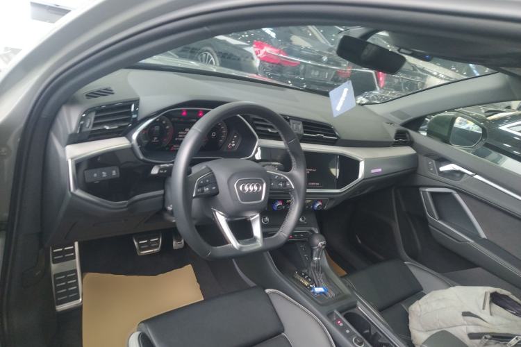 Used Audi Q3 2024 40 TFSI Fashion Dynamic Model Center Console