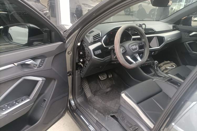 Used Audi Q3 2024 35 TFSI Fashion Dynamic Edition Driver Seat