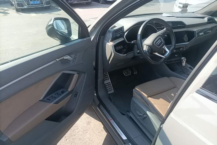 Used Audi Q3 2024 40 TFSI Fashion Dynamic Edition Launch Special Edition Driver Seat