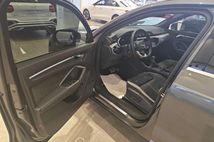 Used Audi Q3 2024 35 TFSI Fashion Dynamic Edition Driver Seat