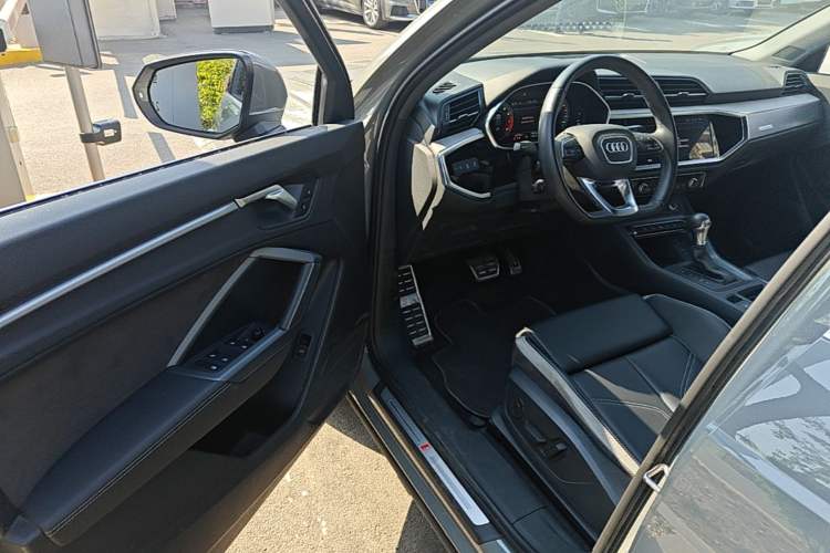 Used Audi Q3 2024 35 TFSI Fashion Dynamic Edition Driver Seat