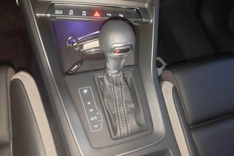 Used Audi Q3 2024 40 TFSI Fashion Dynamic Model Gear Lever