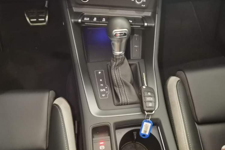 Used Audi Q3 2024 40 TFSI Fashion Dynamic Model Gear Lever