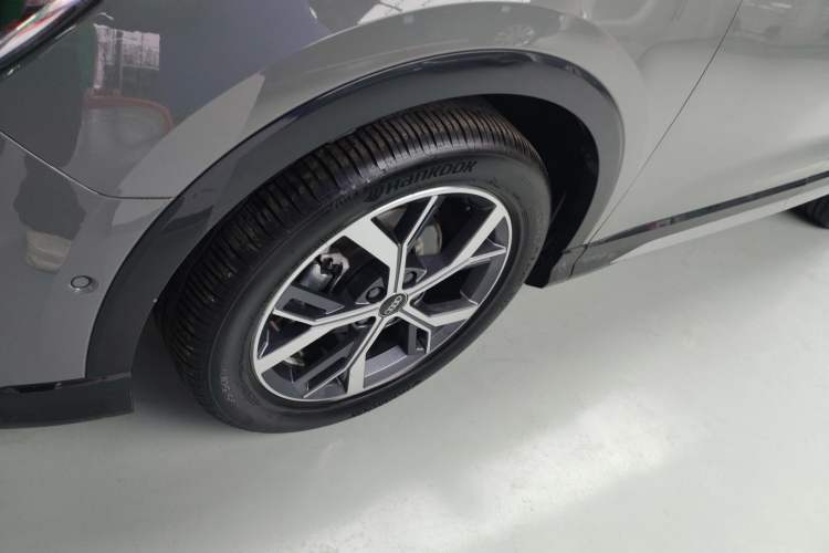 Used Audi Q3 2024 35 TFSI Stylish and Elegant Edition Left Front Wheel Hub