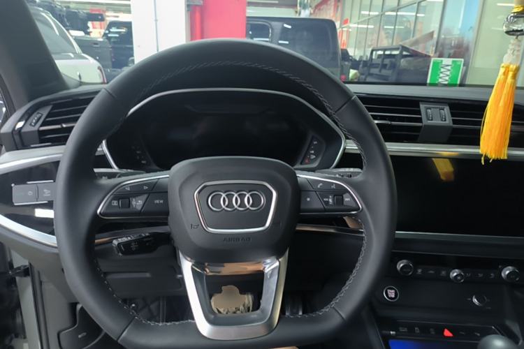 Used Audi Q3 2024 40 TFSI Fashion Dynamic Model Steering Wheel