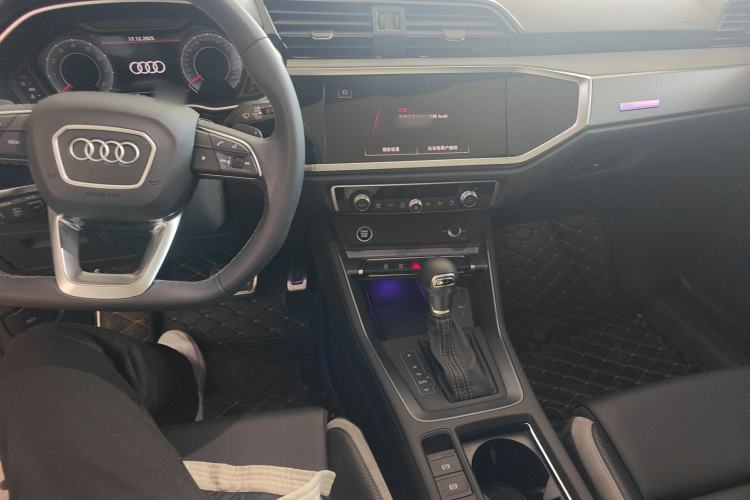 Used Audi Q3 2024 35 TFSI Fashion Dynamic Edition Interior 10