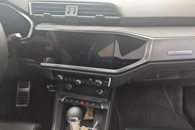 Used Audi Q3 2024 40 TFSI Fashion Dynamic Model Audio And AC Panel