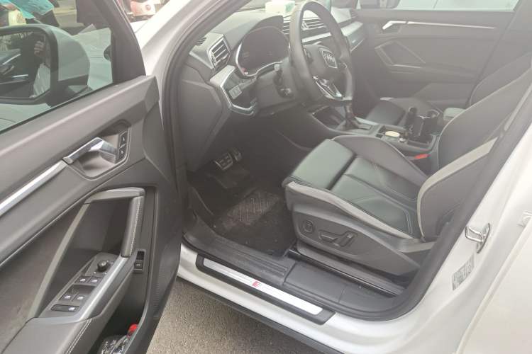 Used Audi Q3 2024 35 TFSI Fashion Dynamic Edition Driver Seat