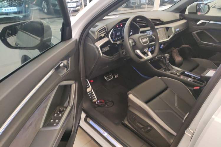 Used Audi Q3 2024 35 TFSI Fashion Dynamic Edition Driver Seat