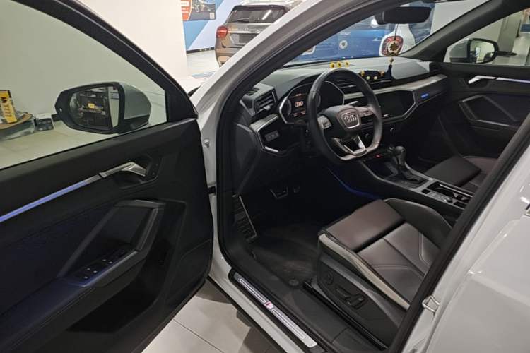 Used Audi Q3 2024 35 TFSI Fashion Dynamic Edition Driver Seat