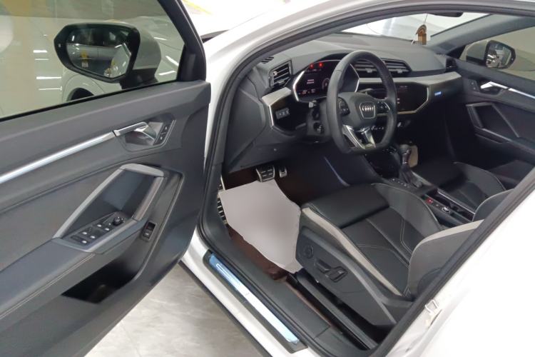 Used Audi Q3 2024 35 TFSI Fashion Dynamic Edition Driver Seat