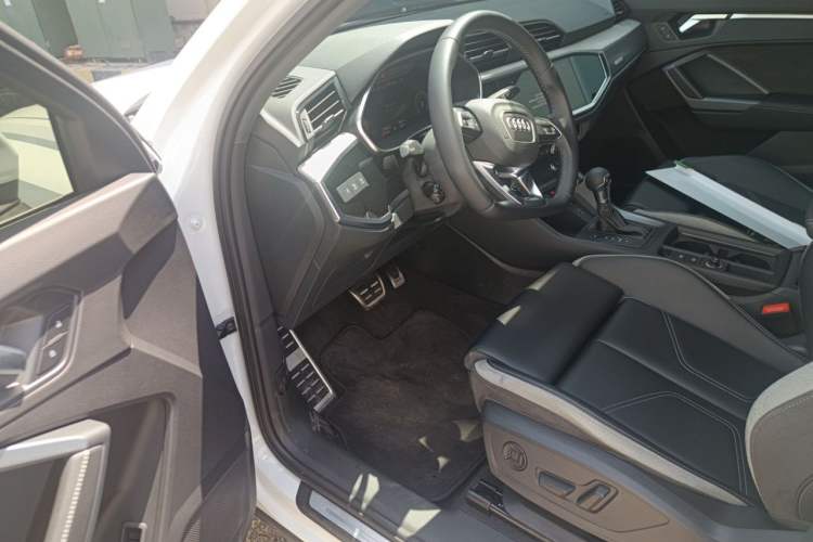 Used Audi Q3 2024 35 TFSI Fashion Dynamic Edition Driver Seat