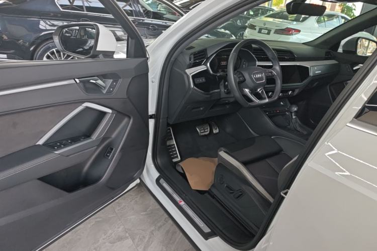 Used Audi Q3 2024 35 TFSI Fashion Dynamic Edition Driver Seat