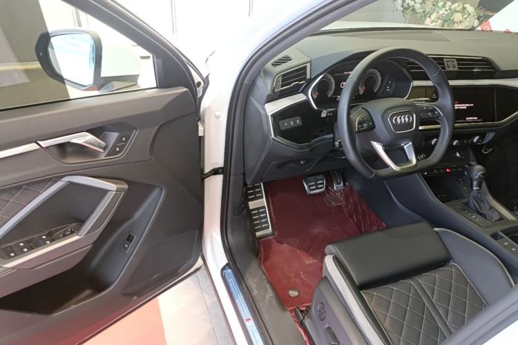 Used Audi Q3 2024 35 TFSI Fashion Dynamic Edition Driver Seat