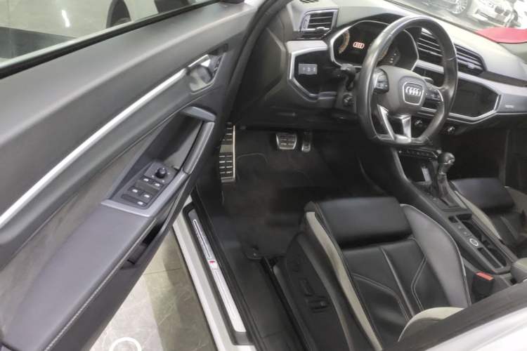 Used Audi Q3 2024 35 TFSI Fashion Dynamic Edition Driver Seat