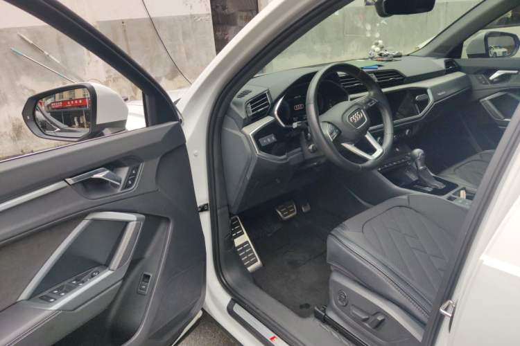 Used Audi Q3 2024 35 TFSI Fashion Dynamic Edition Driver Seat