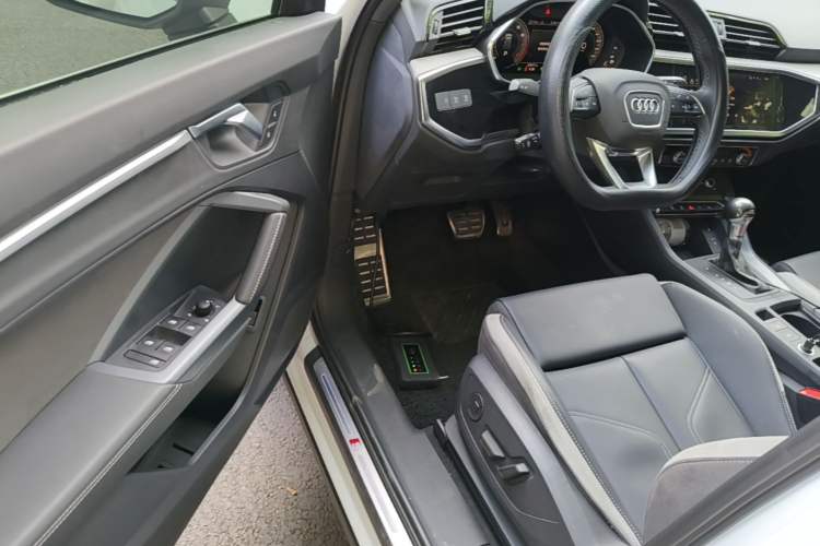 Used Audi Q3 2024 35 TFSI Fashion Dynamic Edition Driver Seat