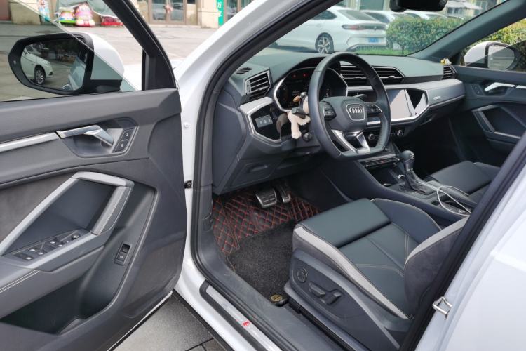 Used Audi Q3 2024 35 TFSI Fashion Dynamic Edition Driver Seat