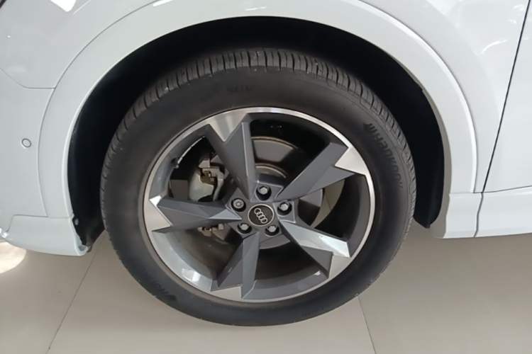 Used Audi Q3 2024 35 TFSI Fashion Dynamic Edition Left Front Wheel Hub