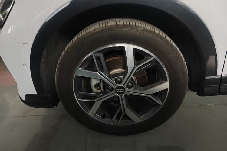 Used Audi Q3 2024 35 TFSI Stylish and Elegant Edition Left Front Wheel Hub